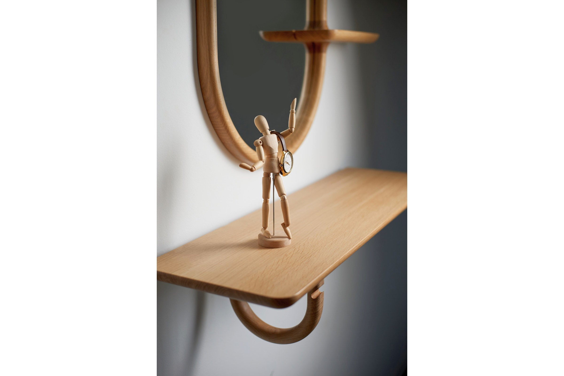 Wandregal mit Holzfigur – Design trifft Funktion