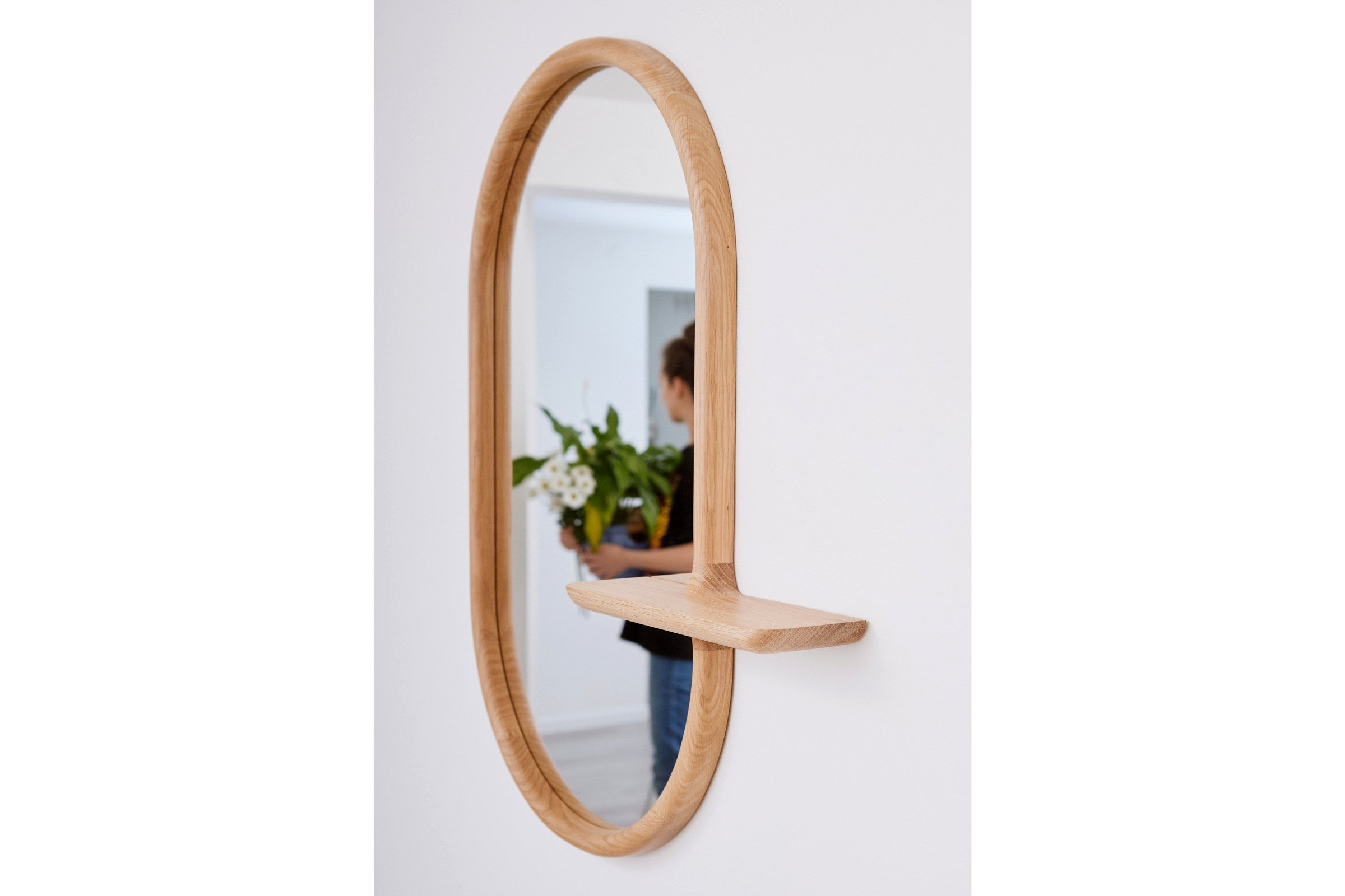 AVID Designspiegel mit Spiegelbild einer Frau und Pflanze