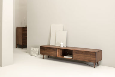 MALIN Lowboard aus Massivholz mit Holzbeinen und Nische - SOLIDMADE | Design Furniture