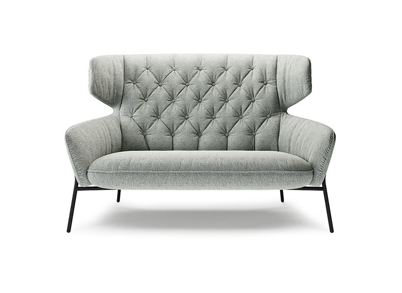 VIGO Designer Sofa von EXTRAFORM in grauem Stoff mit schwarzem Metallgestell, frontal aufgenommen