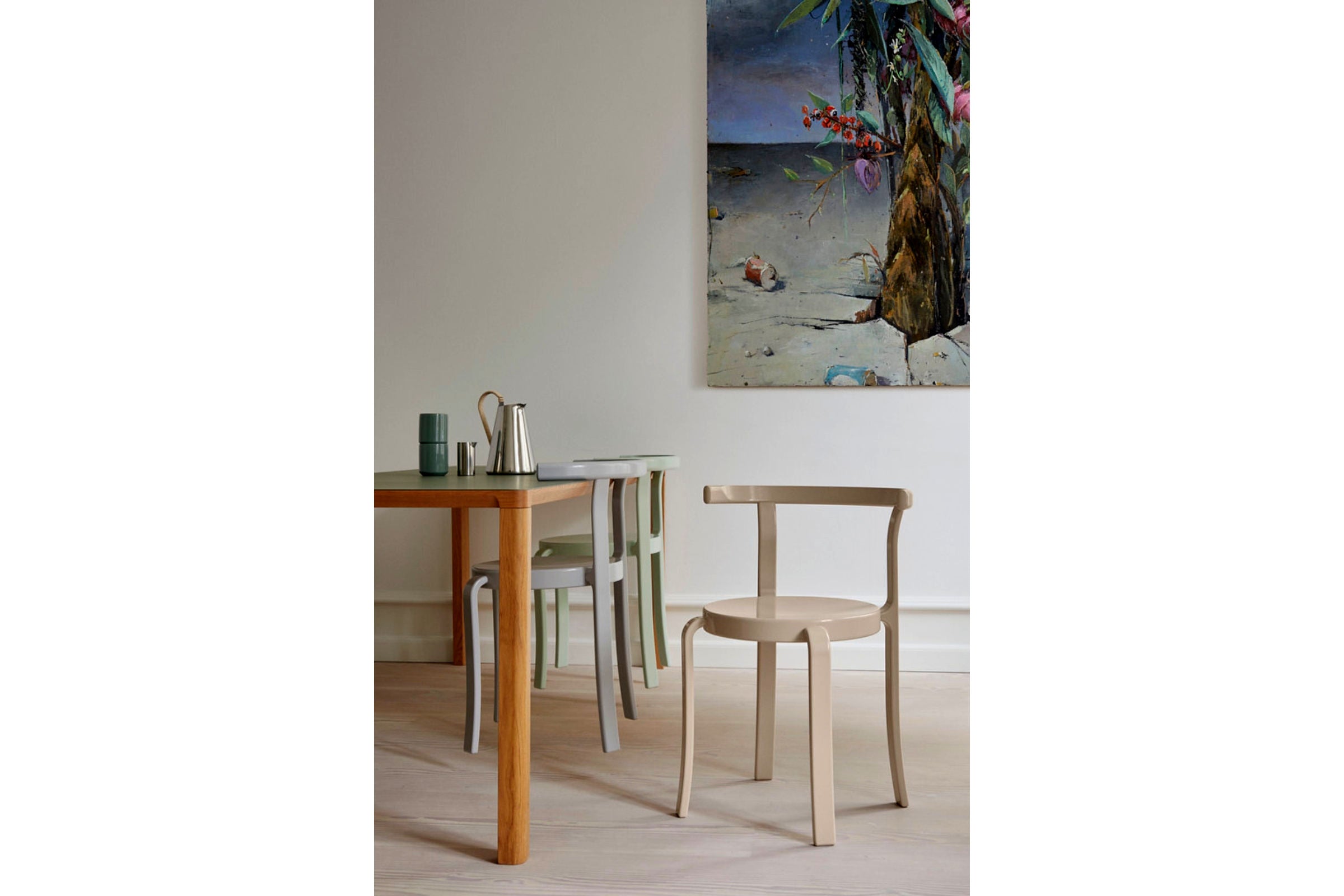 Verschiedene Designerstühle in einem modernen Raum mit Bild