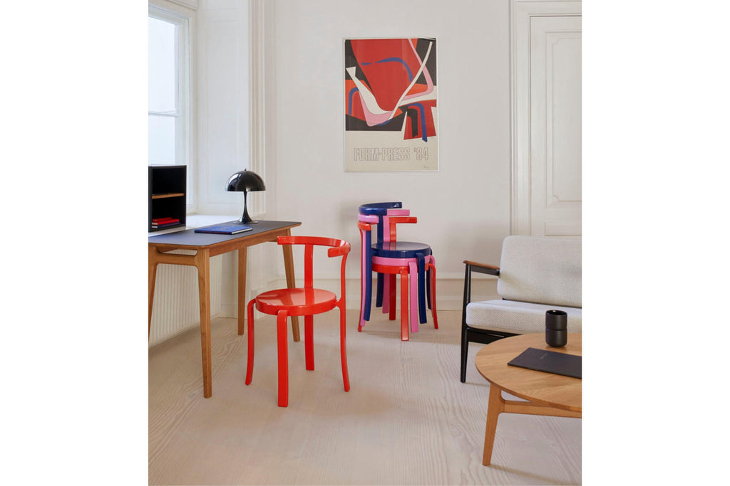 Viele Designerstühle von Magnus Olesen mit passendem Tisch