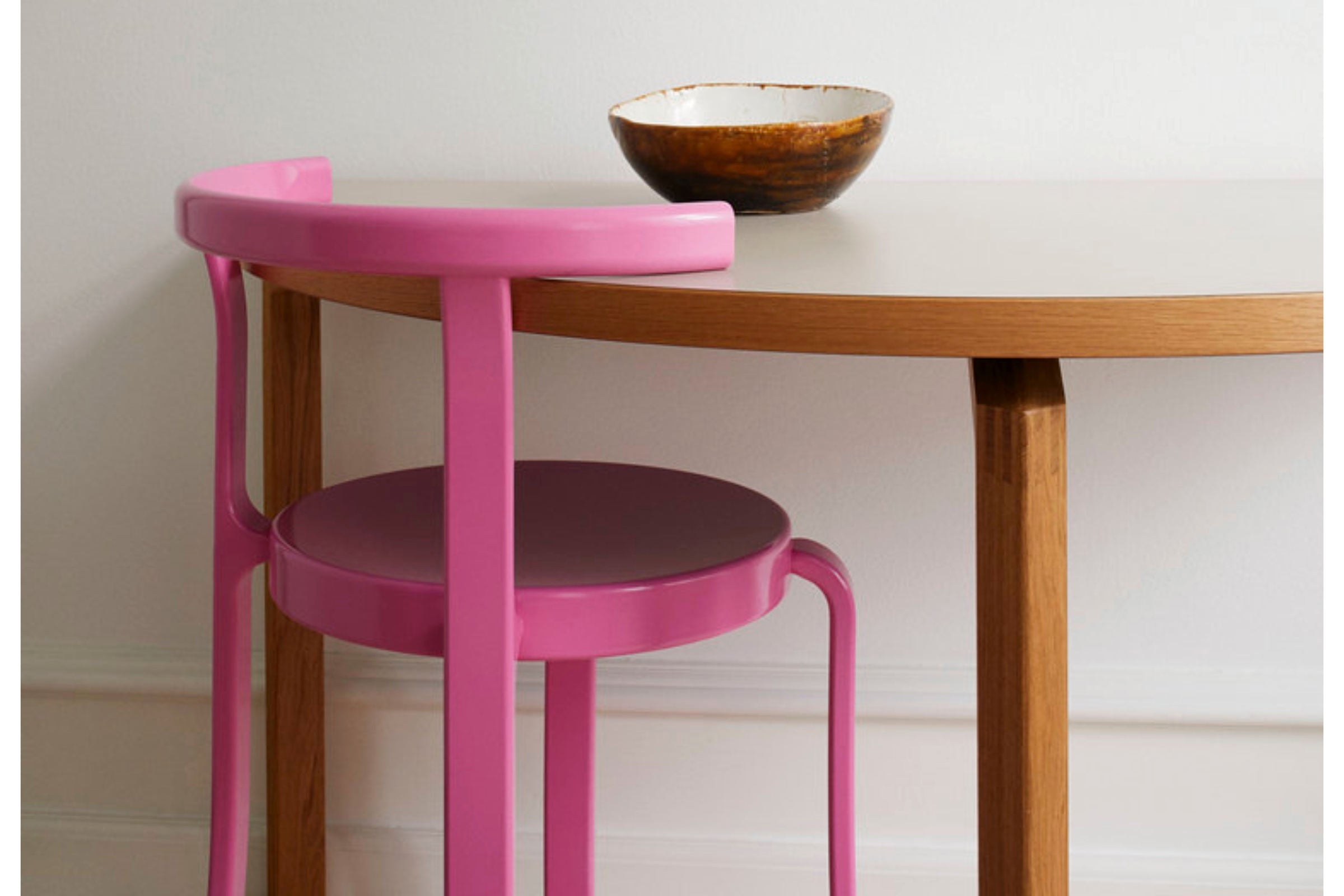 Stuhl von Magnus Olesen in Hochglanzlack, pink