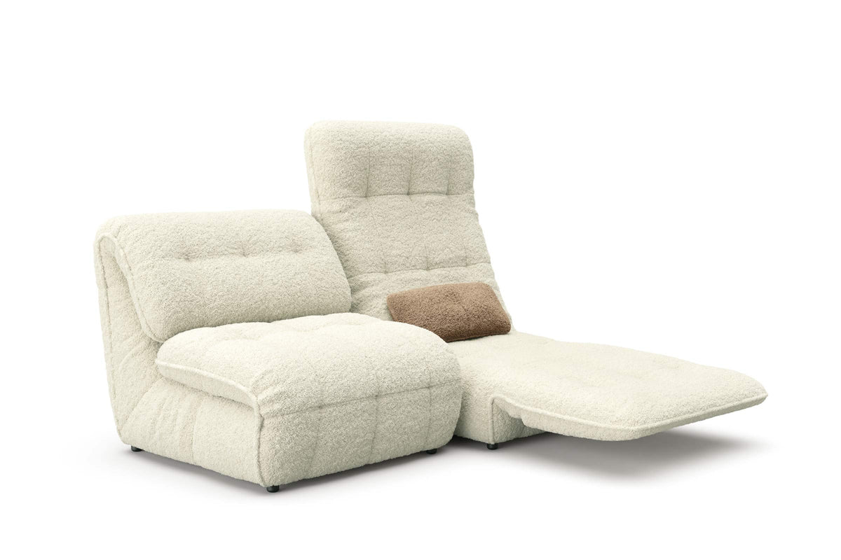Designer Sofa im Vergleich zwischen Sitz- und Liegeposition
