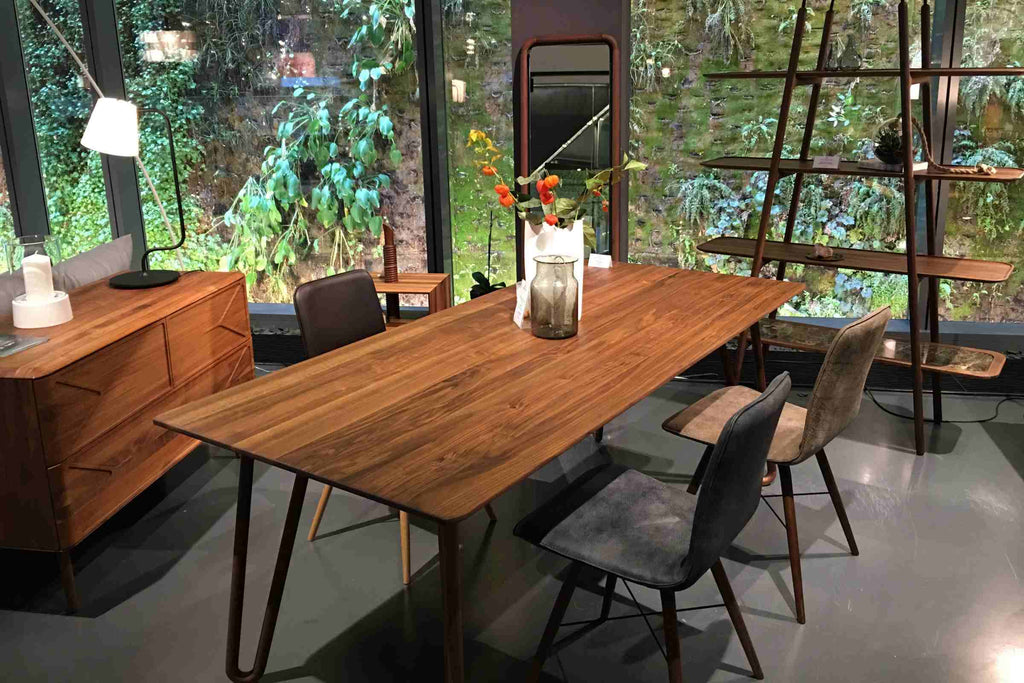 ALINA Massivholz Esstisch aus Nussbaum in einer modernen Wohnumgebung