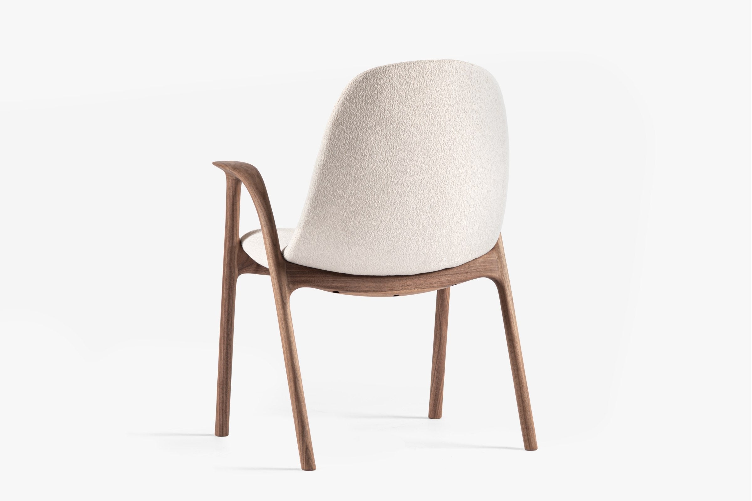 Rückansicht des Stuhls von GoEs, zeigt die geschwungenen Armlehnen und die ergonomische Rückenlehne