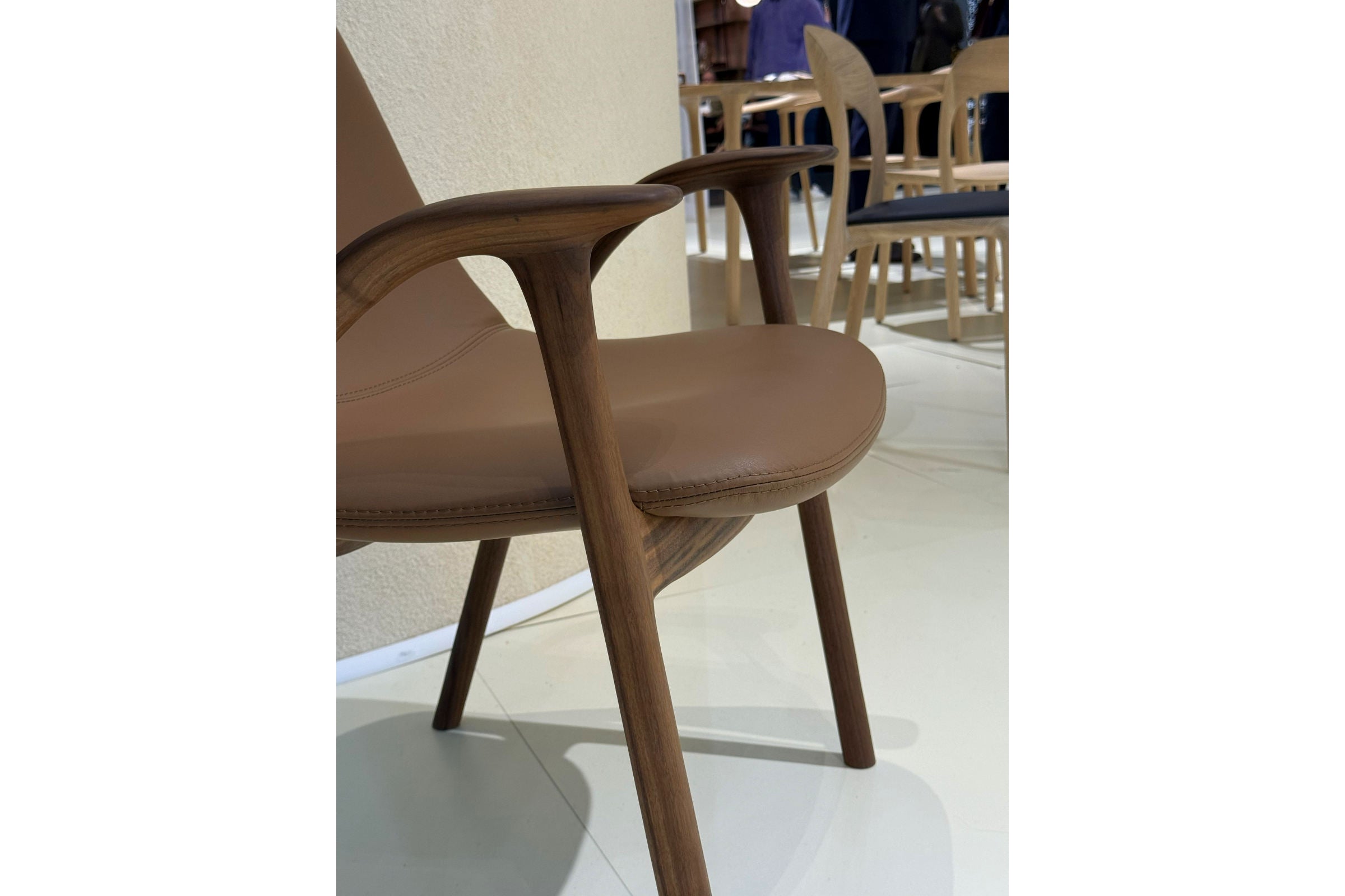 Nahaufnahme des Stuhls mit Lederbezug auf der Mailänder Messe