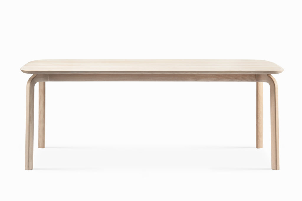 Vorderansicht des ALTER Designer Esstischs von GoEs in Esche Weiß