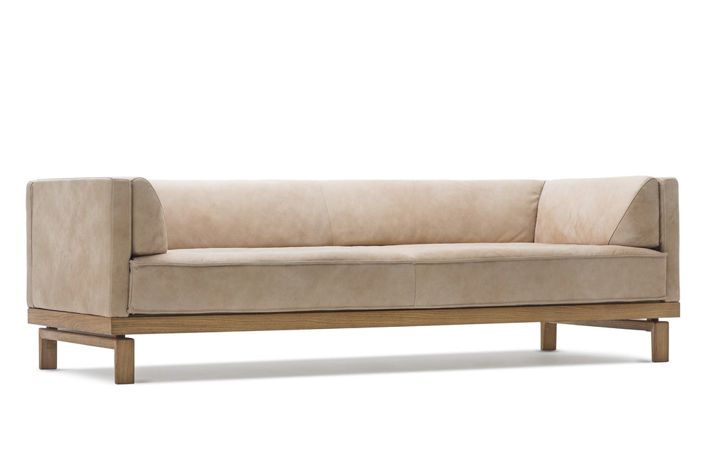 ARCO Designer Relax Sofa mit Holzgestell in schräger Seitenansicht