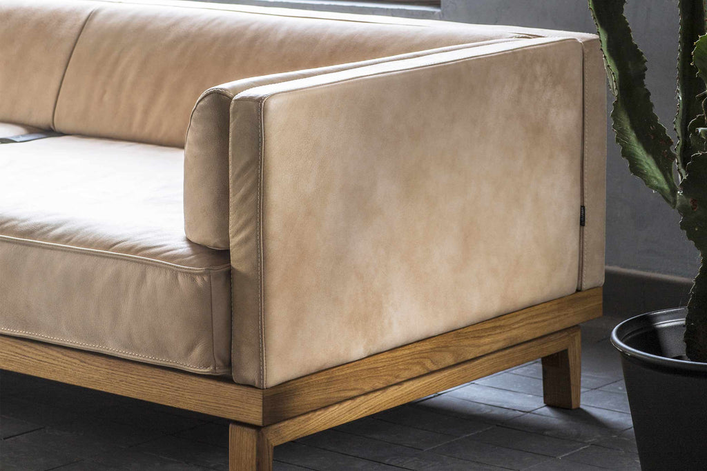 ARCO Designer Relax Sofa von EXTRAFORM mit Holzrahmen und Armlehne in Detailansicht