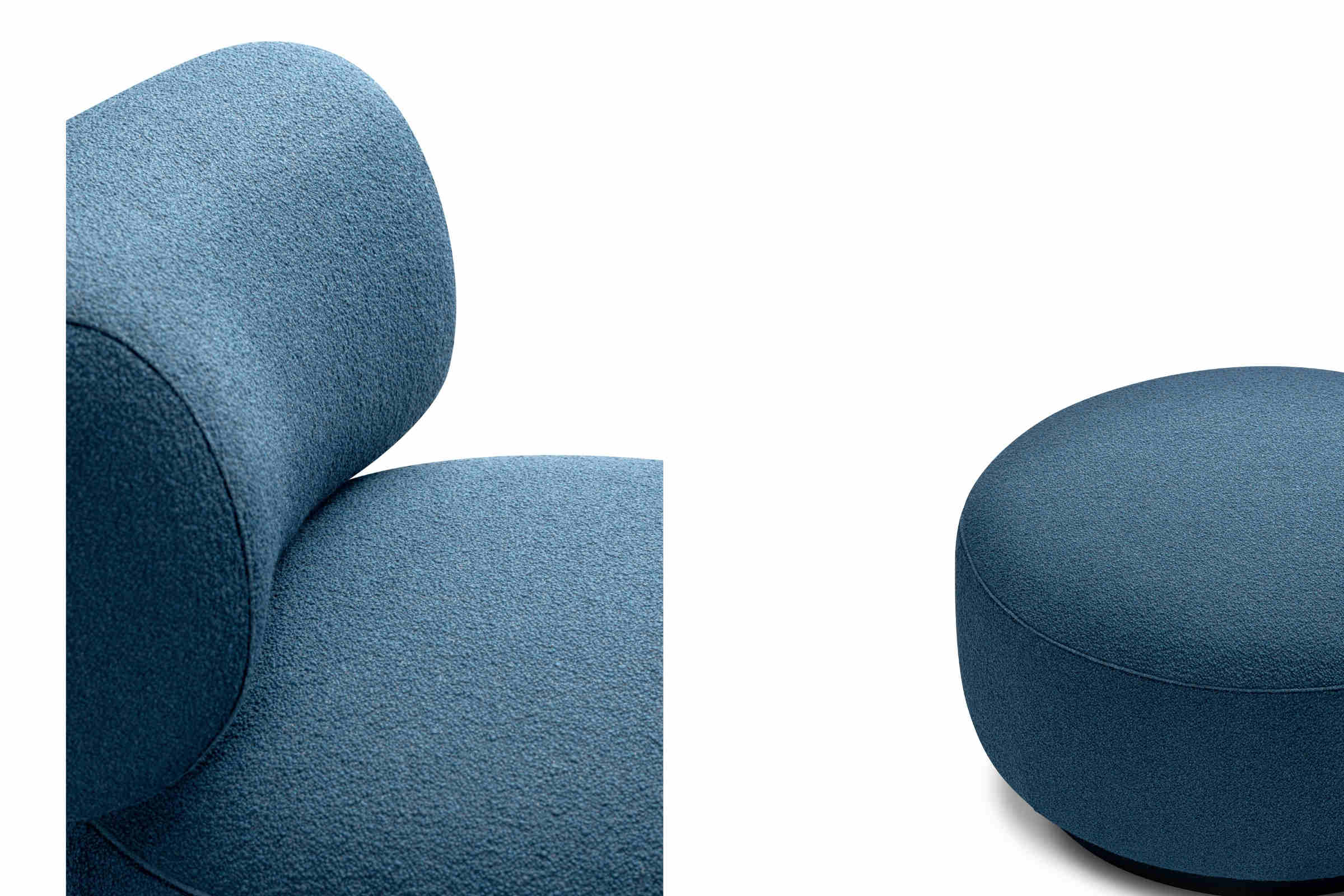 Nahaufnahme von Sessel und Pouf in Blau