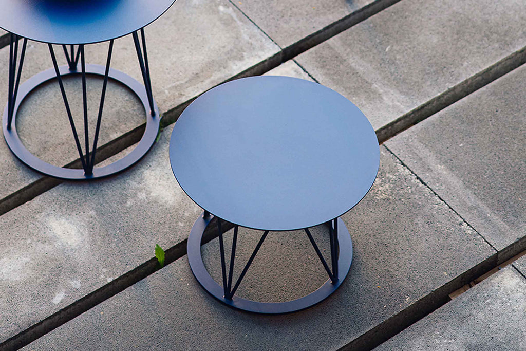 ATAMAN Designer Gartenclubtische von GARDA in Blau auf Pflastersteinen