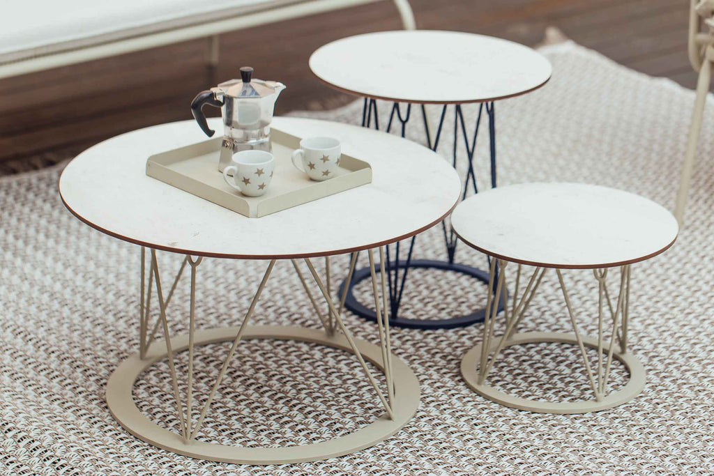 Drei ATAMAN Designer Gartenclubtische von GARDA in Beige und Blau auf einem Outdoor-Teppich mit Kaffeekanne und Tassen