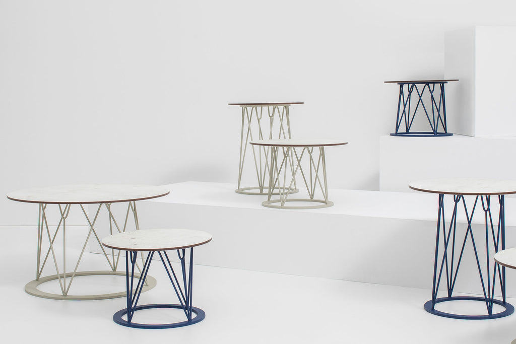 Gartenclubtische von GARDA in verschiedenen Größen und Farben auf weißem Hintergrund