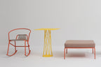 Eleganter Outdoor-Tisch für Garten und Terrasse mit passendem Schaukelstuhl und Pouf