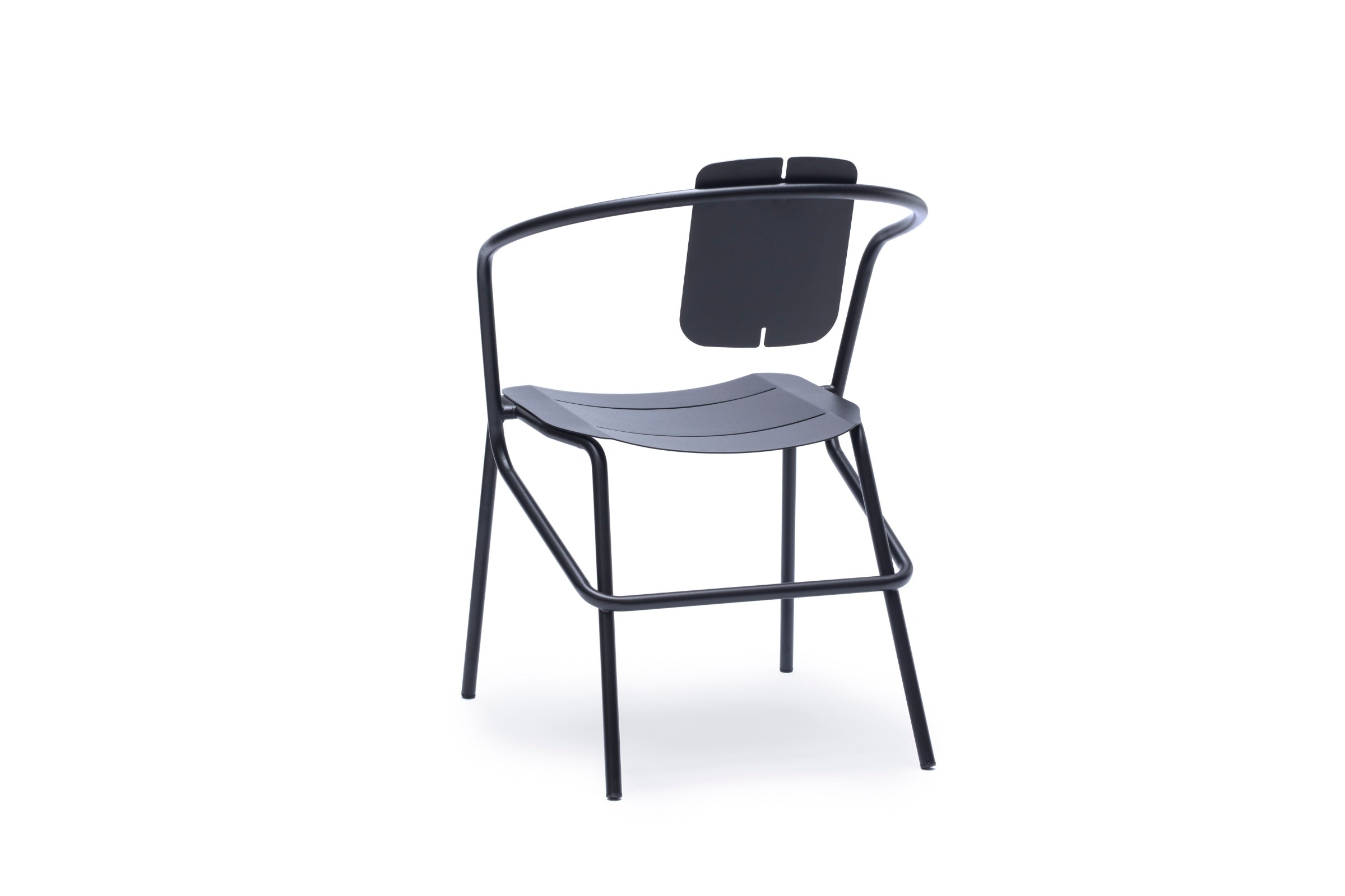Hintere Perspektive des minimalistischen Gartenstuhls