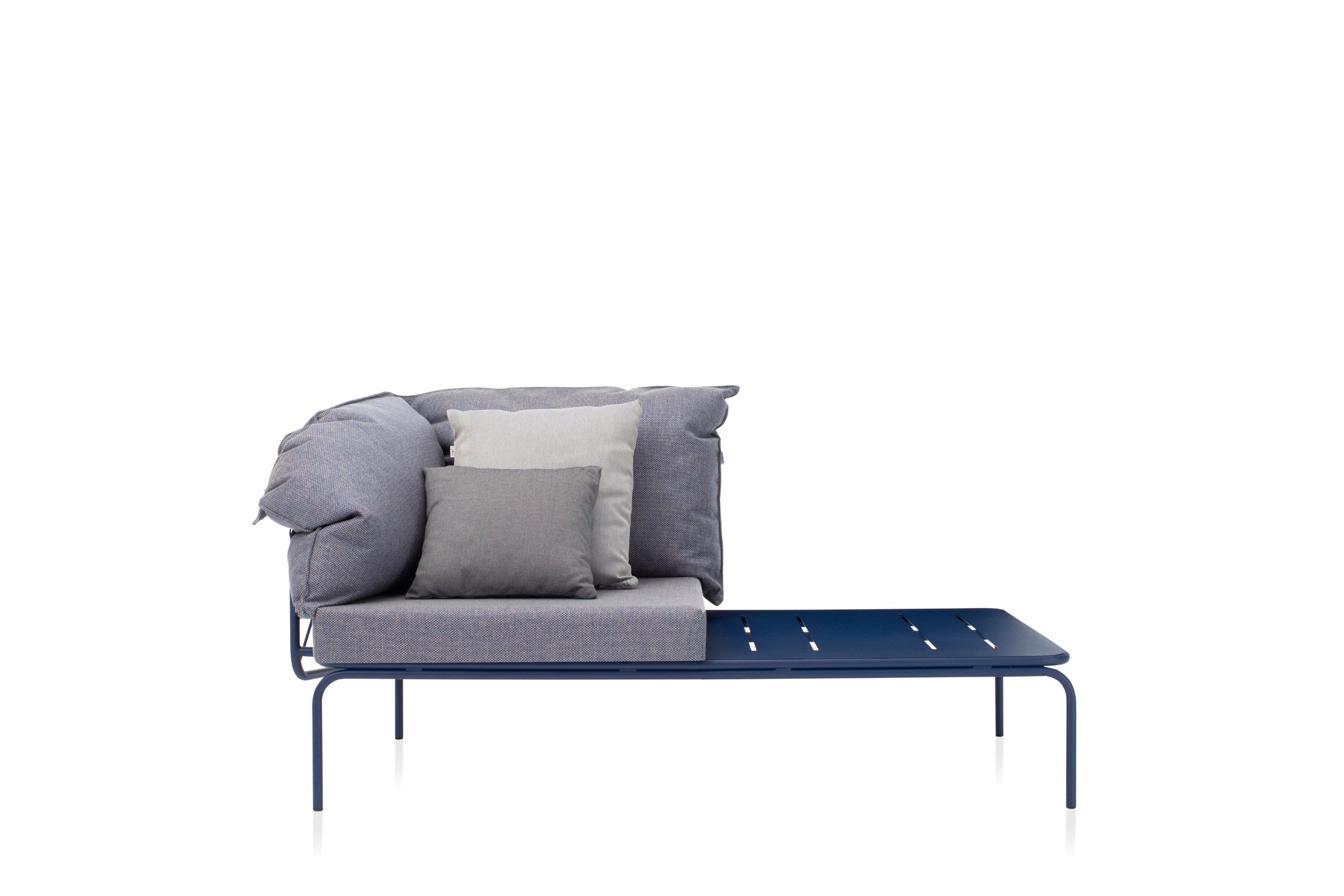 Seitenansicht des Gartensofas mit Couchtisch