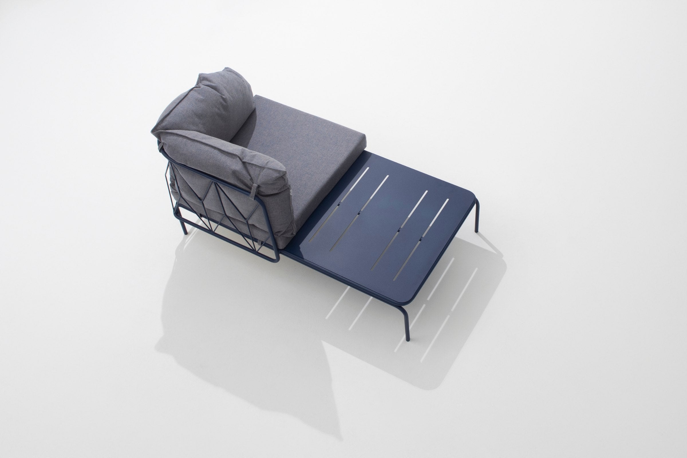 Modulares Gartensofa-Eckelement mit Couchtisch in Dunkelblau – Rückansicht mit stilvollem Metallrahmen und gepolsterten Kissen