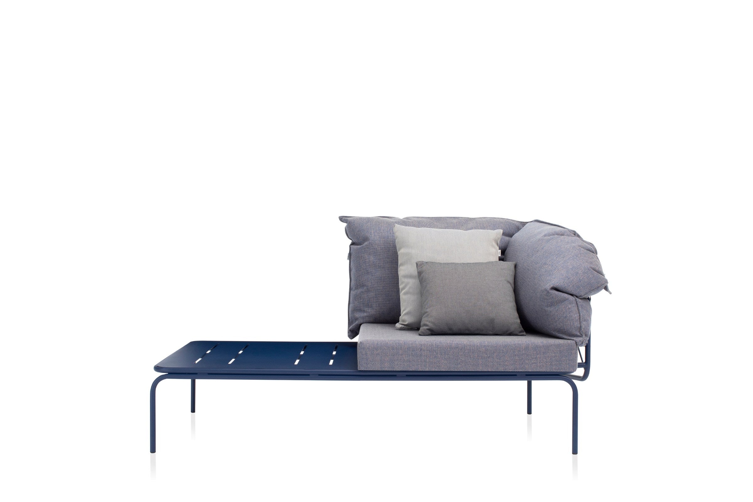 Modulares Gartensofa-Eckelement mit Couchtisch in Blau – Frontansicht mit bequemen Kissen und großzügiger Ablagefläche