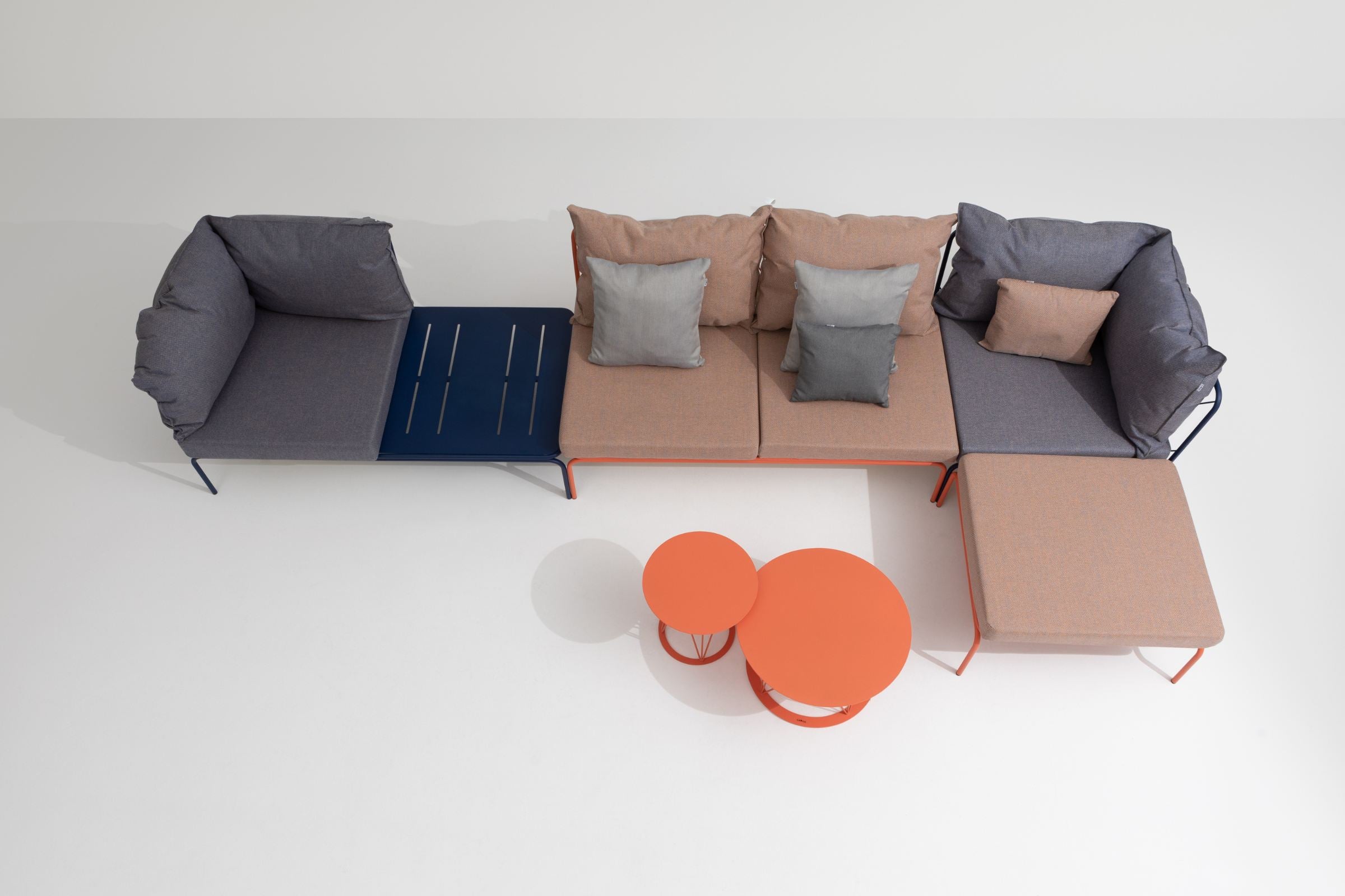 Outdoor-Lounge mit ATAMAN Modulsofa, kombiniert mit Beistelltischen