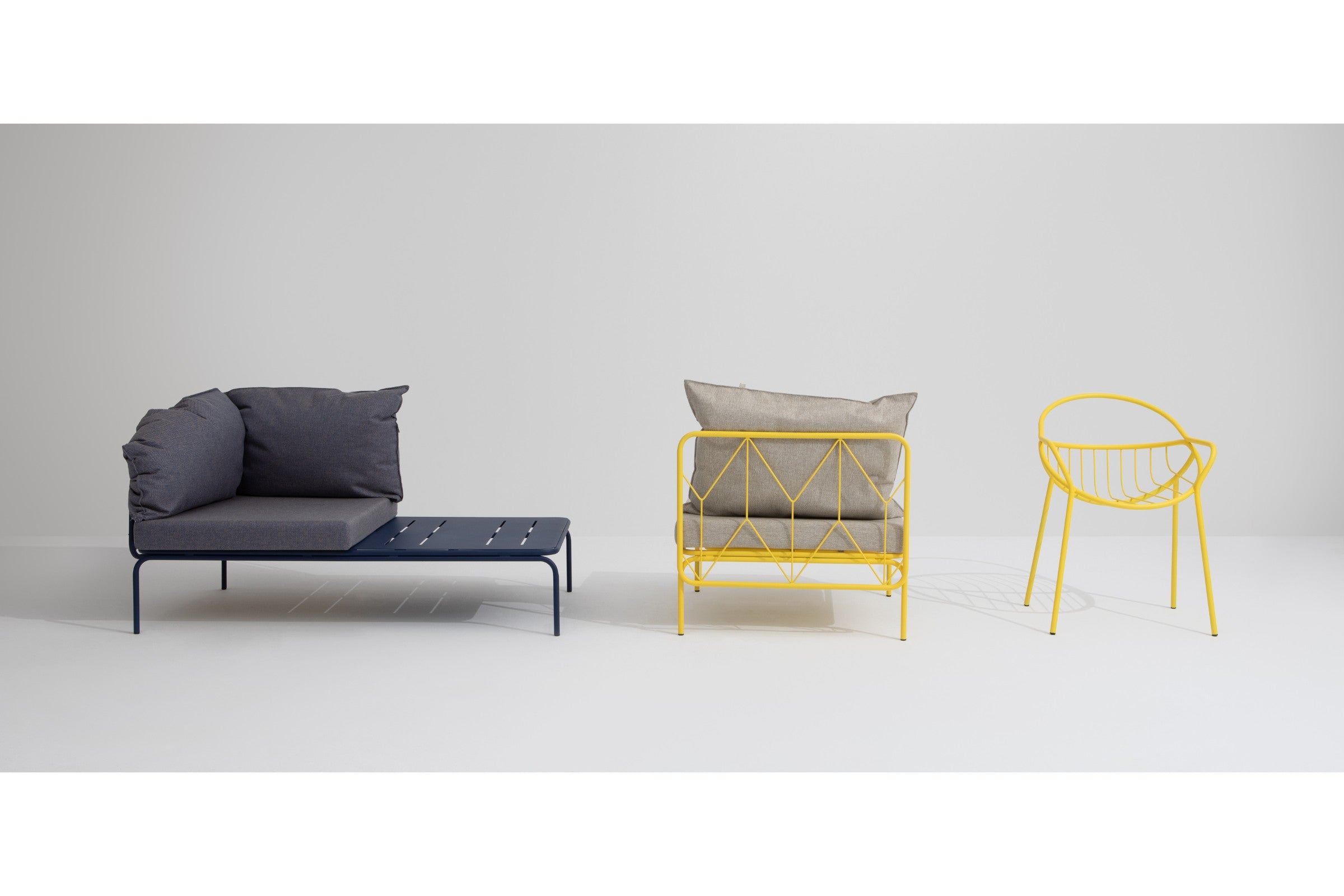 Modulares Gartensofa-Eckelement mit Couchtisch im Outdoor-Bereich, Kombination mit verschiedenen Farben