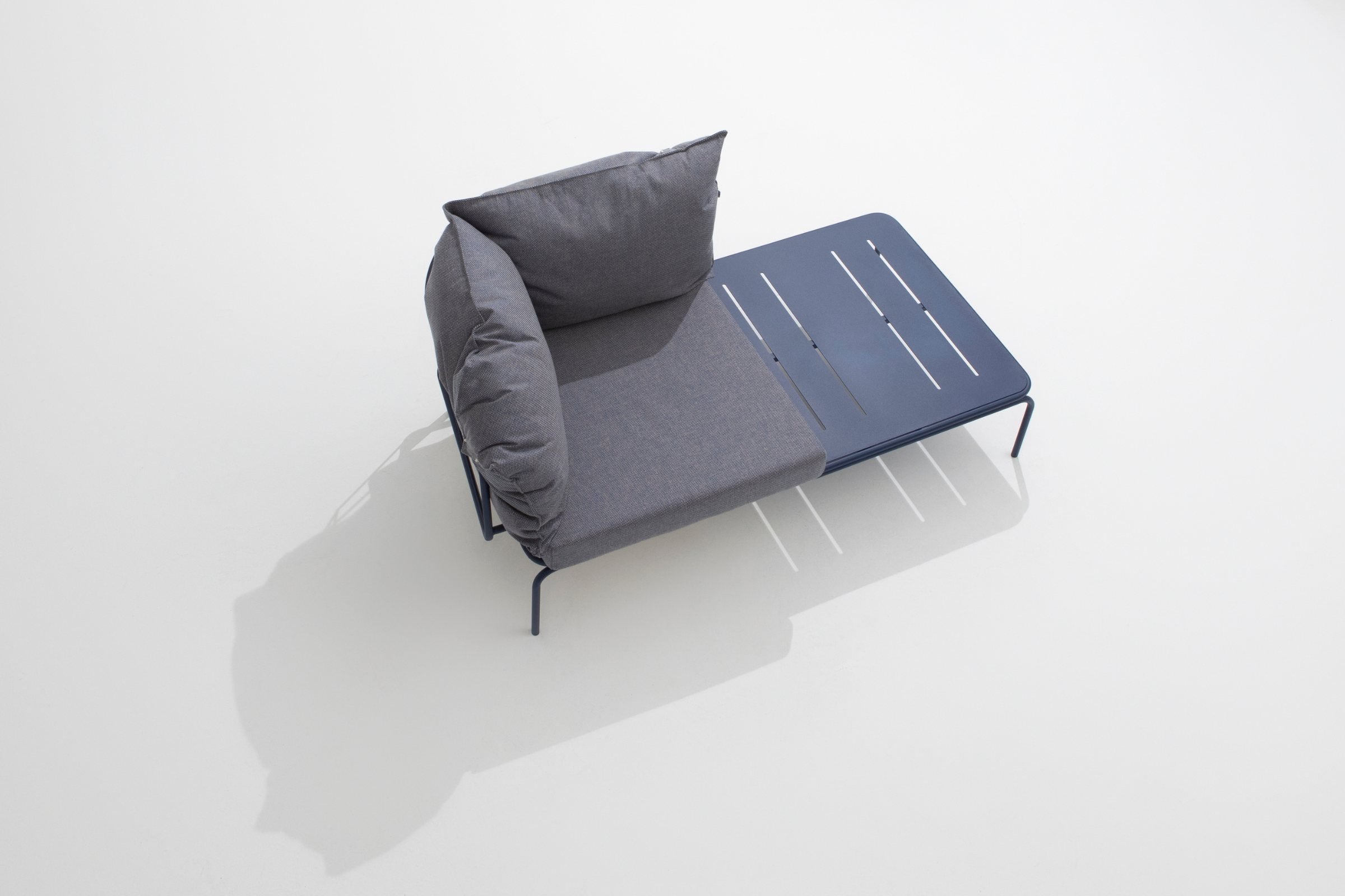 Modulares Gartensofa-Eckelement mit Couchtisch