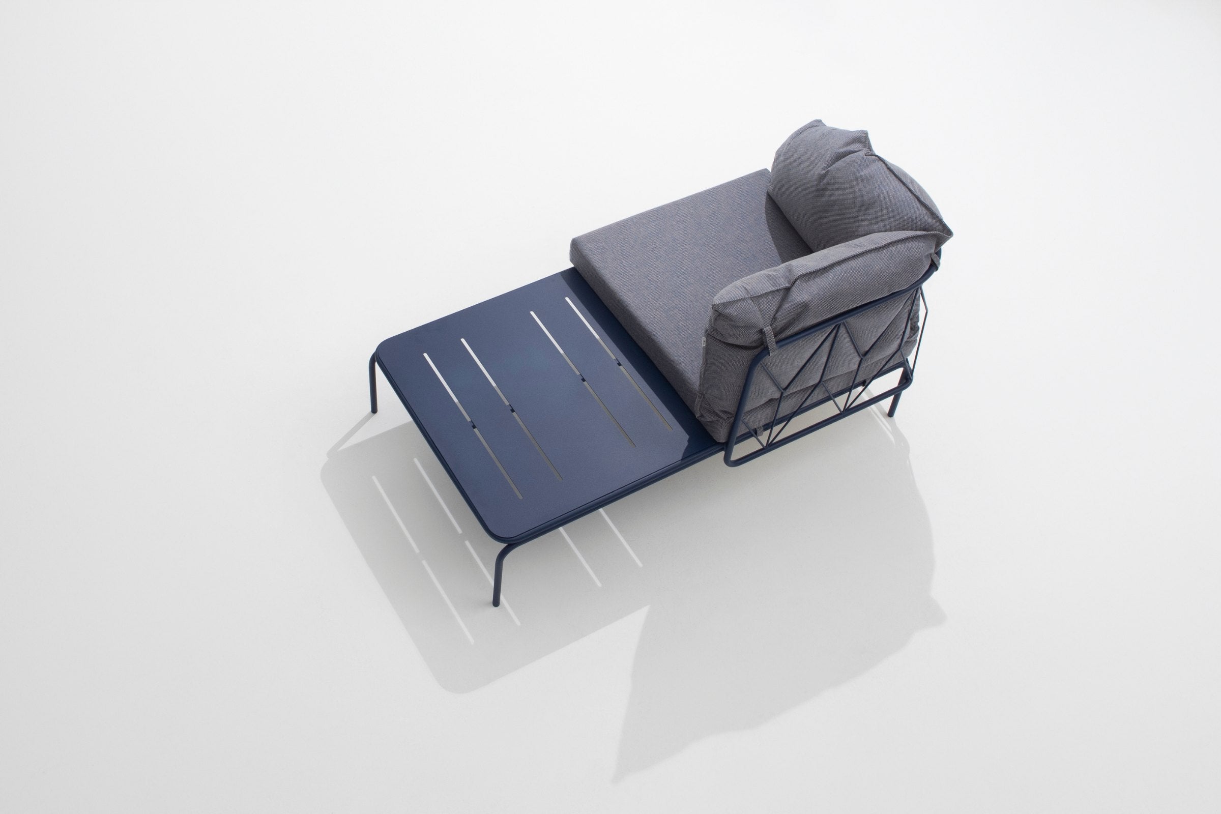 Draufsicht des modularen Gartensofas mit Couchtisch in Dunkelblau