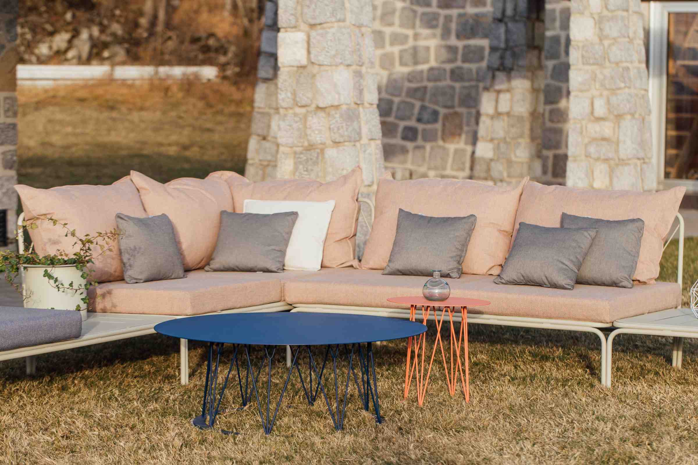 Gartensofa-Eckelement in einer Outdoor-Lounge mit Tisch