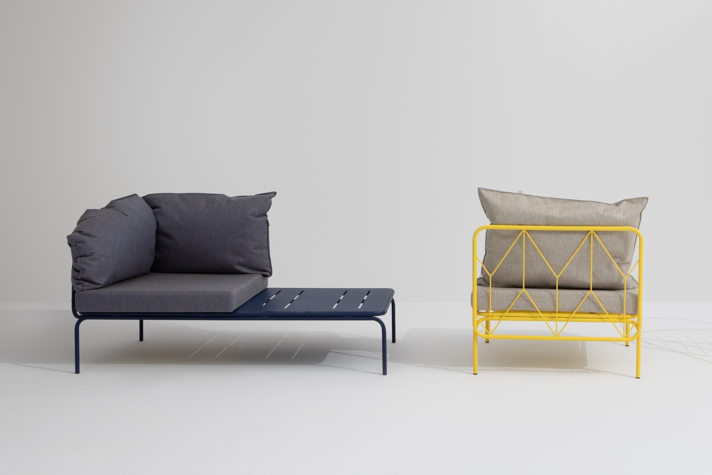 Modularsofa in Blau und Gelb, Seitenansicht mit stilvollen Kissen