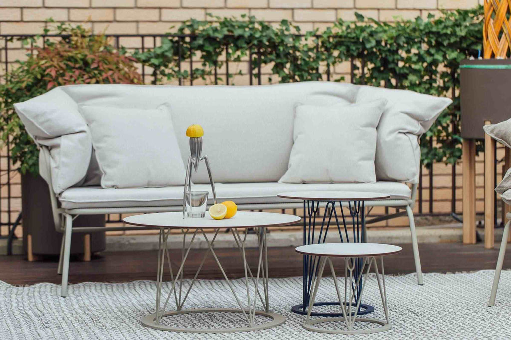 Weißes Gartensofa von GARDA, im Garten mit passenden Gartentischen