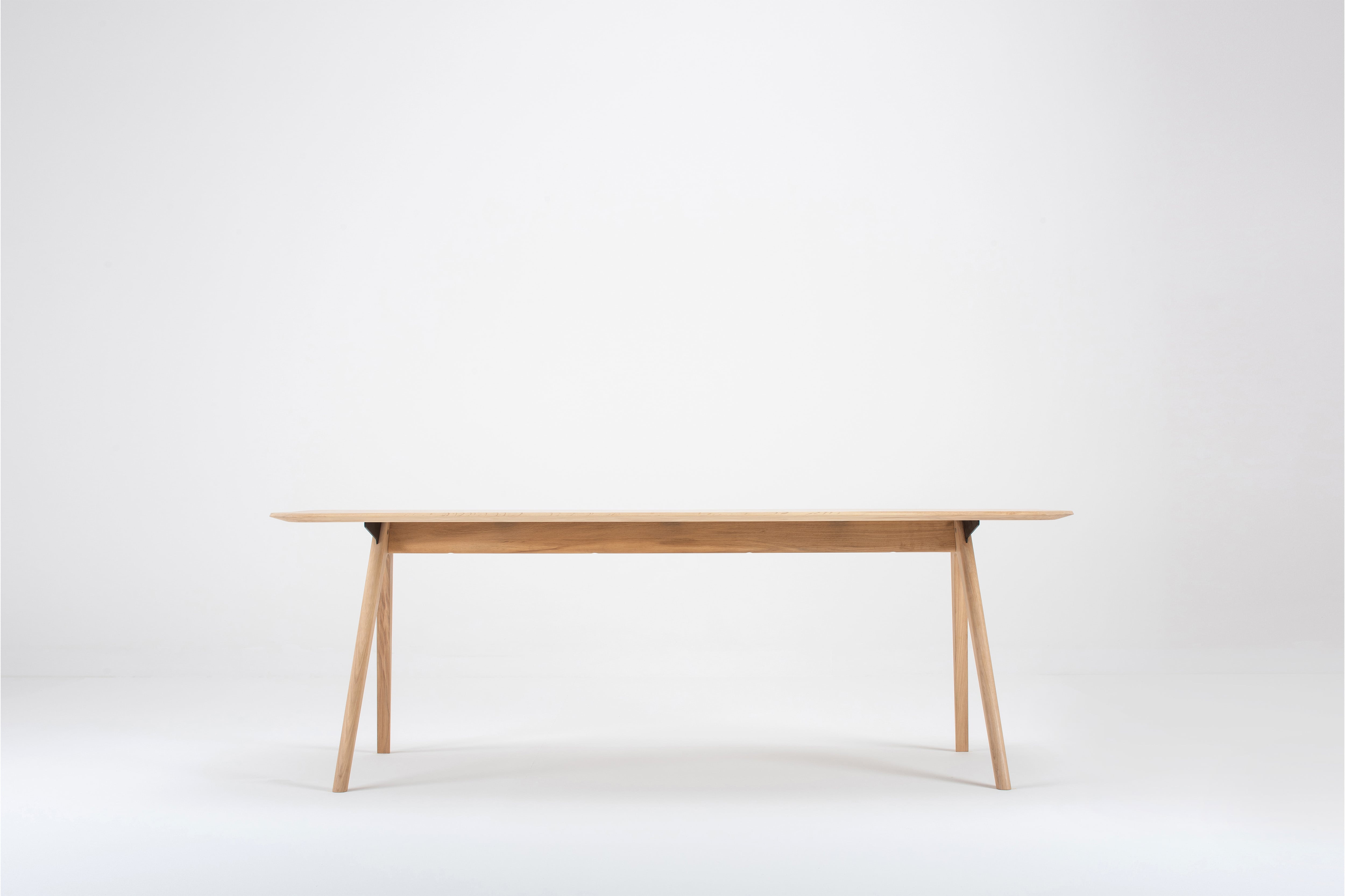 AVA dining table