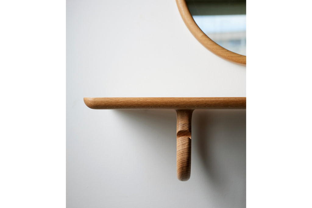 Nahaufnahme des AVID Designer Wandregals mit integriertem Haken