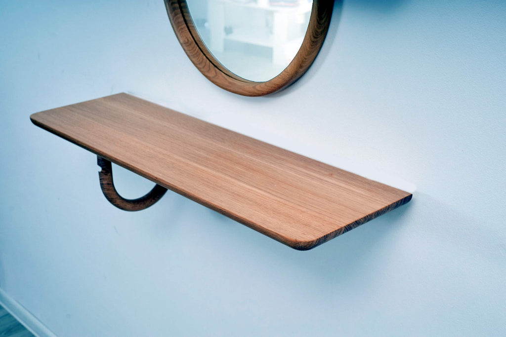 Seitenansicht des AVID Designer-Wandregals mit Spiegel