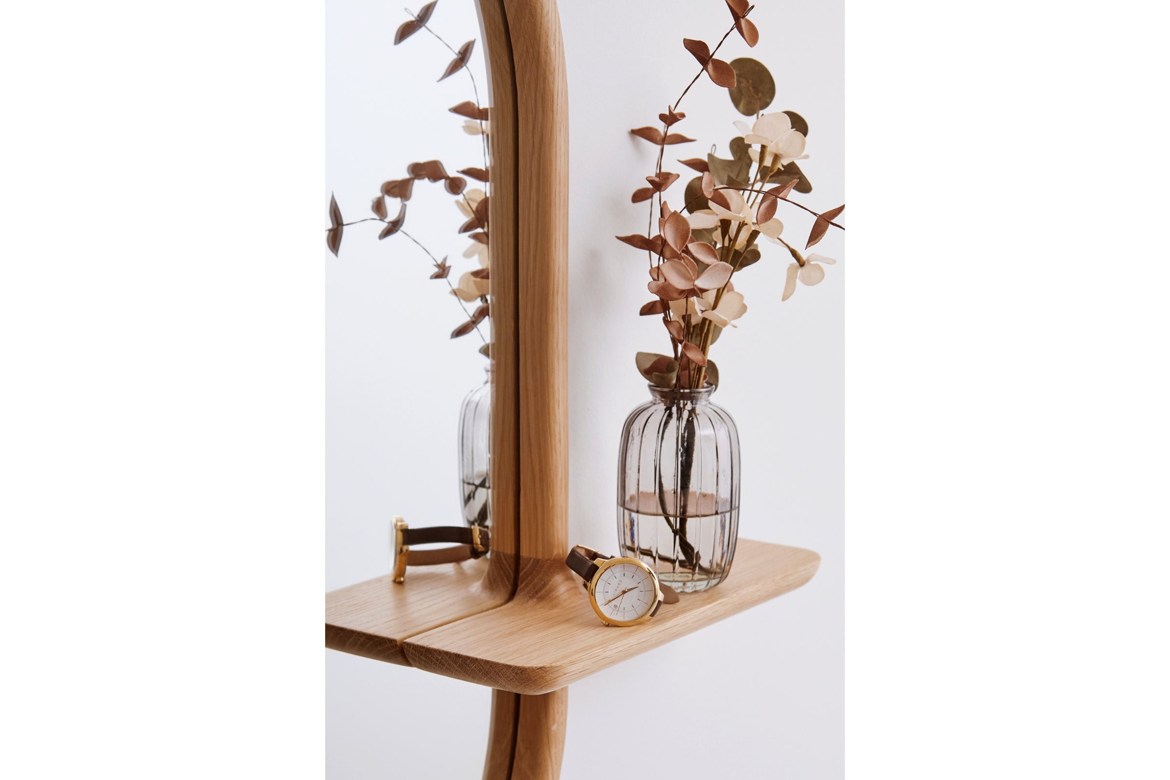 Detail der Spiegelablage mit Dekoration