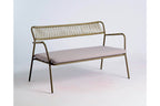 Seitenansicht des Gartensofas mit elegantem Design