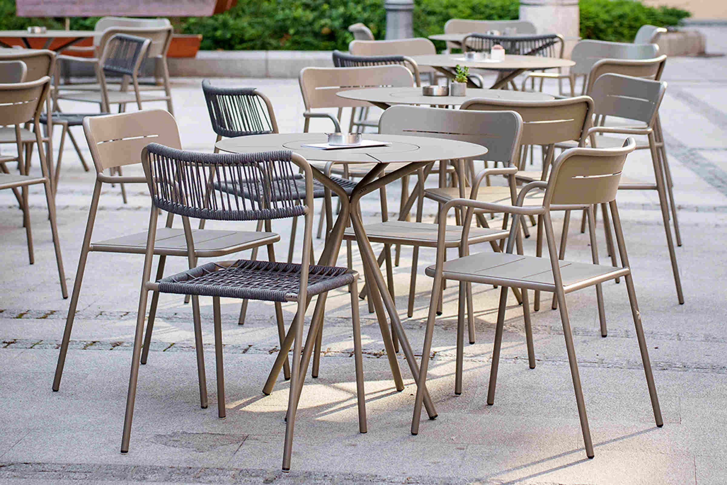BIANCA Outdoor Tisch mit Stühlen Restaurant Ambiente