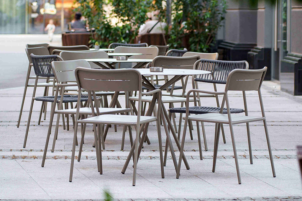 Outdoor Tisch mit Stühlen Restaurant Ambiente
