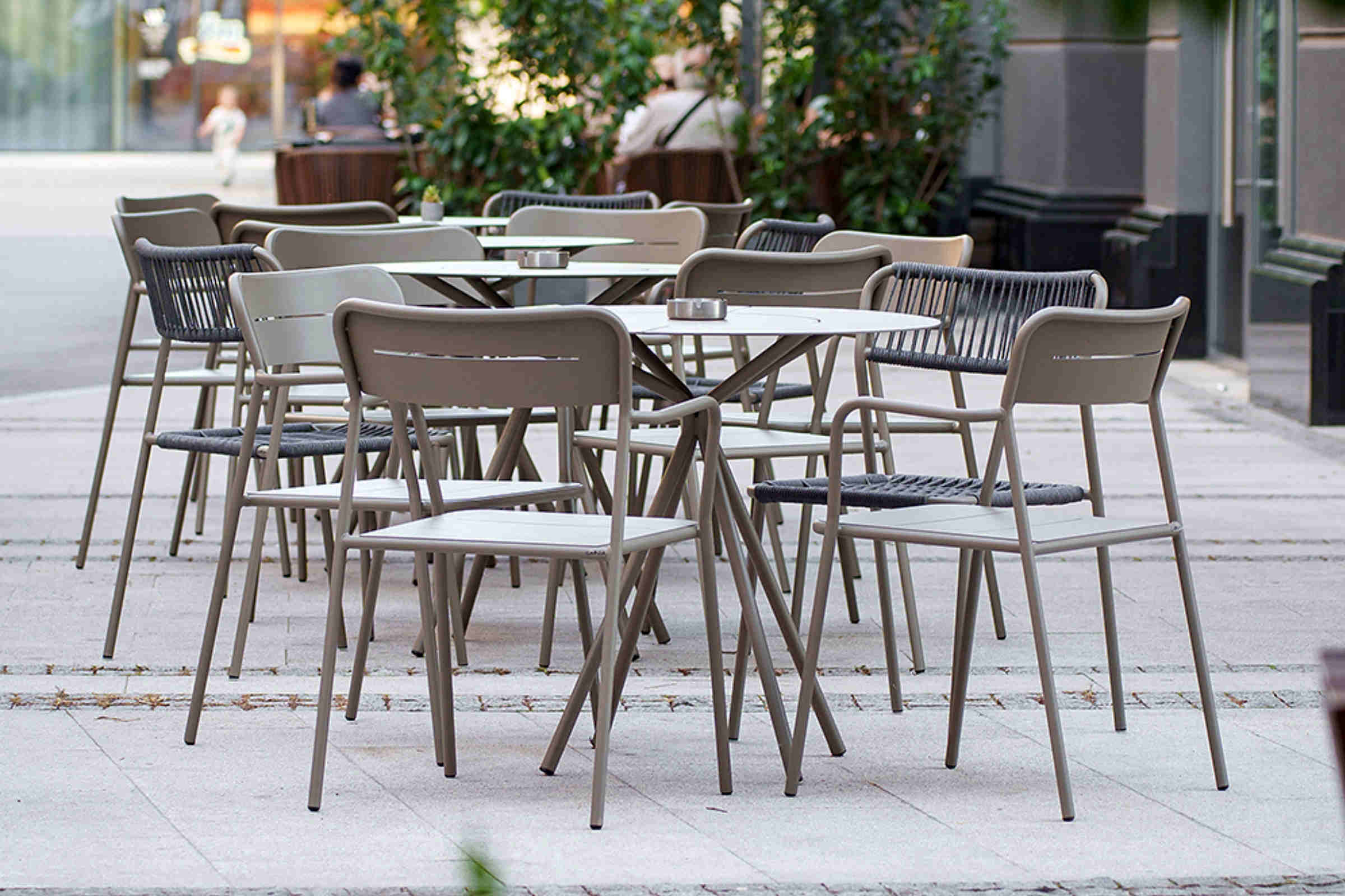 Outdoor Tisch mit Stühlen Restaurant Ambiente