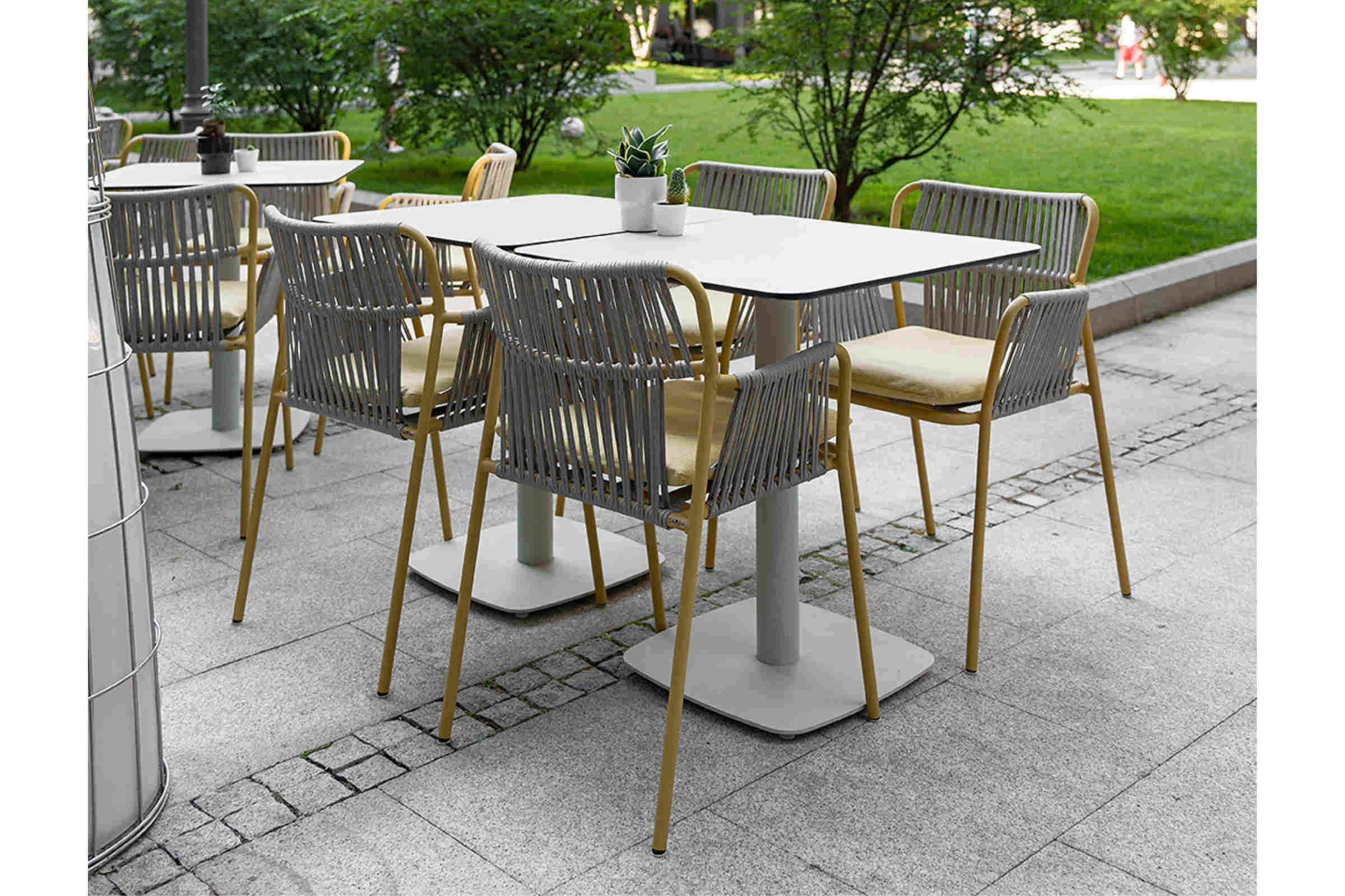 Outdoor Essbereich mit BIANCA+ Gartenstühlen und Tischanlage