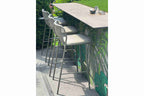 Mehrere BIANCA plus Gartenbarstühle an einer Outdoor-Bar im Gastronomiebereich