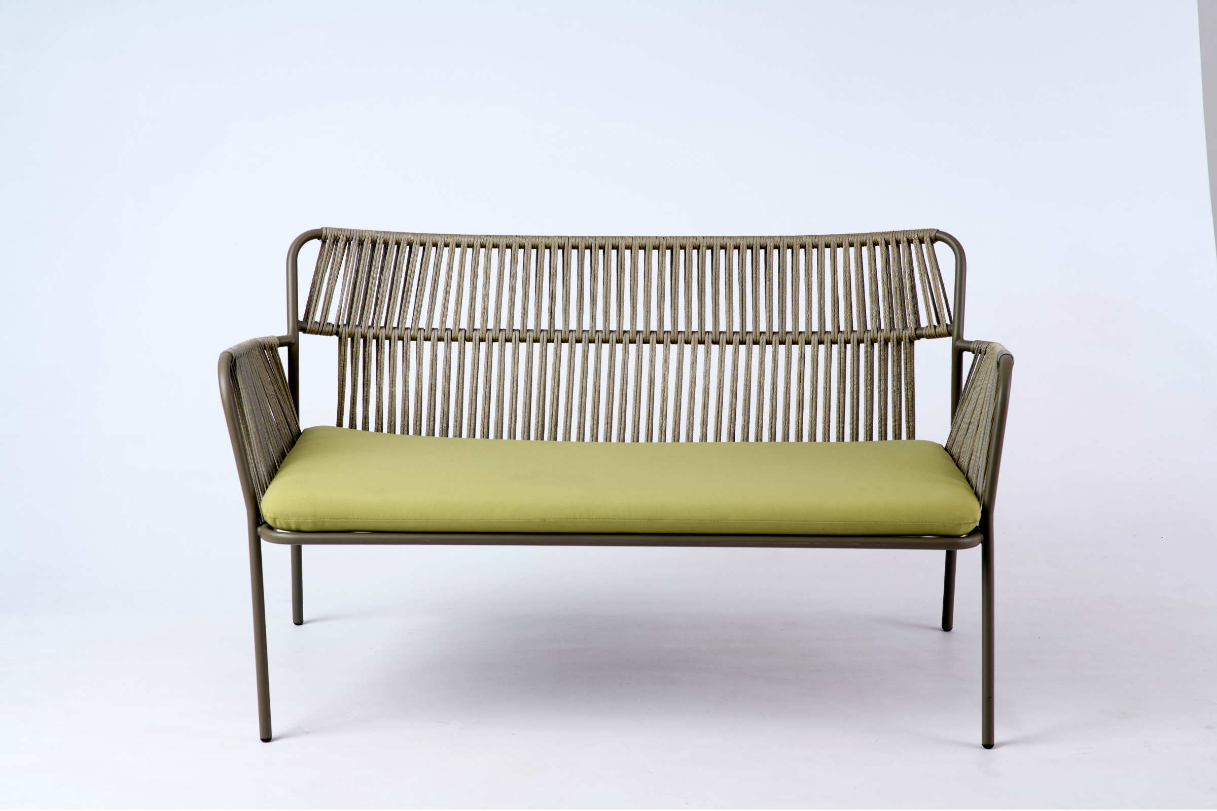 BIANCA plus Gartensofa Frontansicht mit Sitzkissen