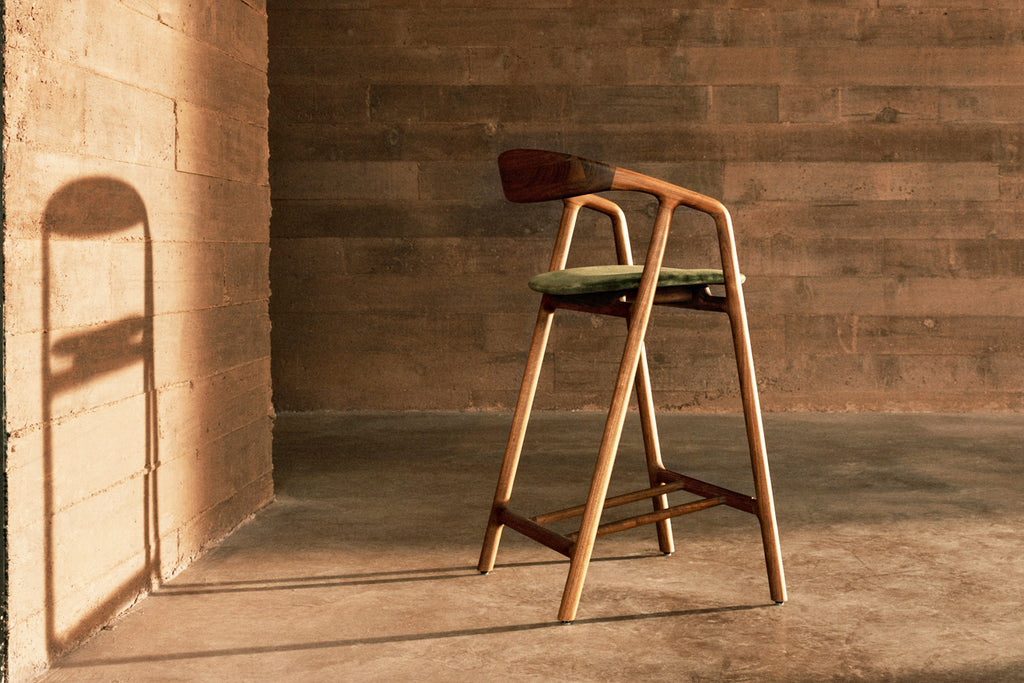 BLED Designer Barstuhl aus Massivholz mit gepolsterter Sitzfläche für die moderne Küche