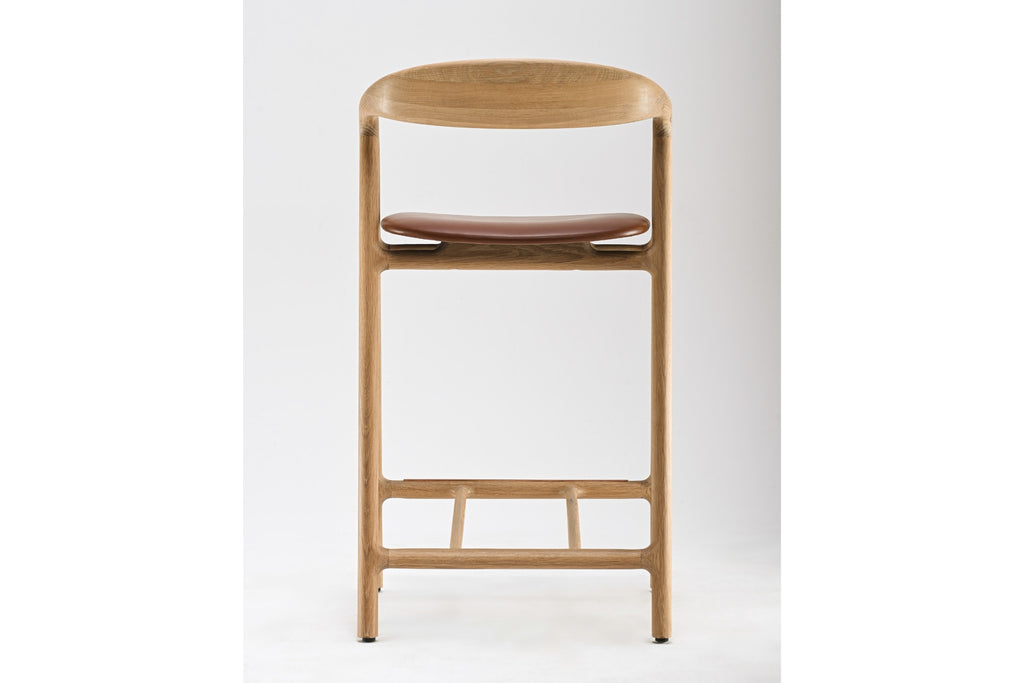 Rückansicht des Barstuhls aus Massivholz