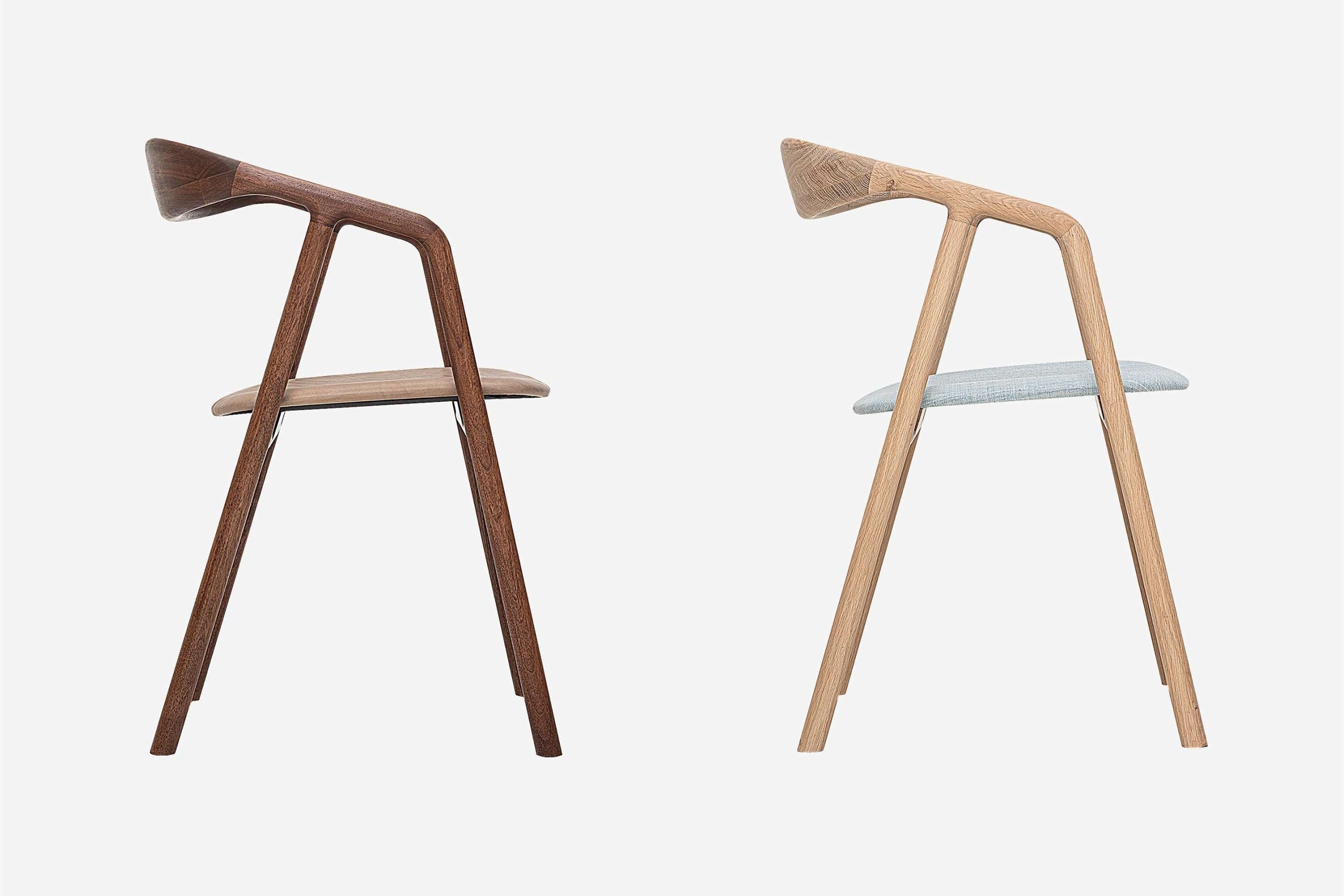 Zwei Designer Stühle in Eiche und Walnuss - Seitenansicht