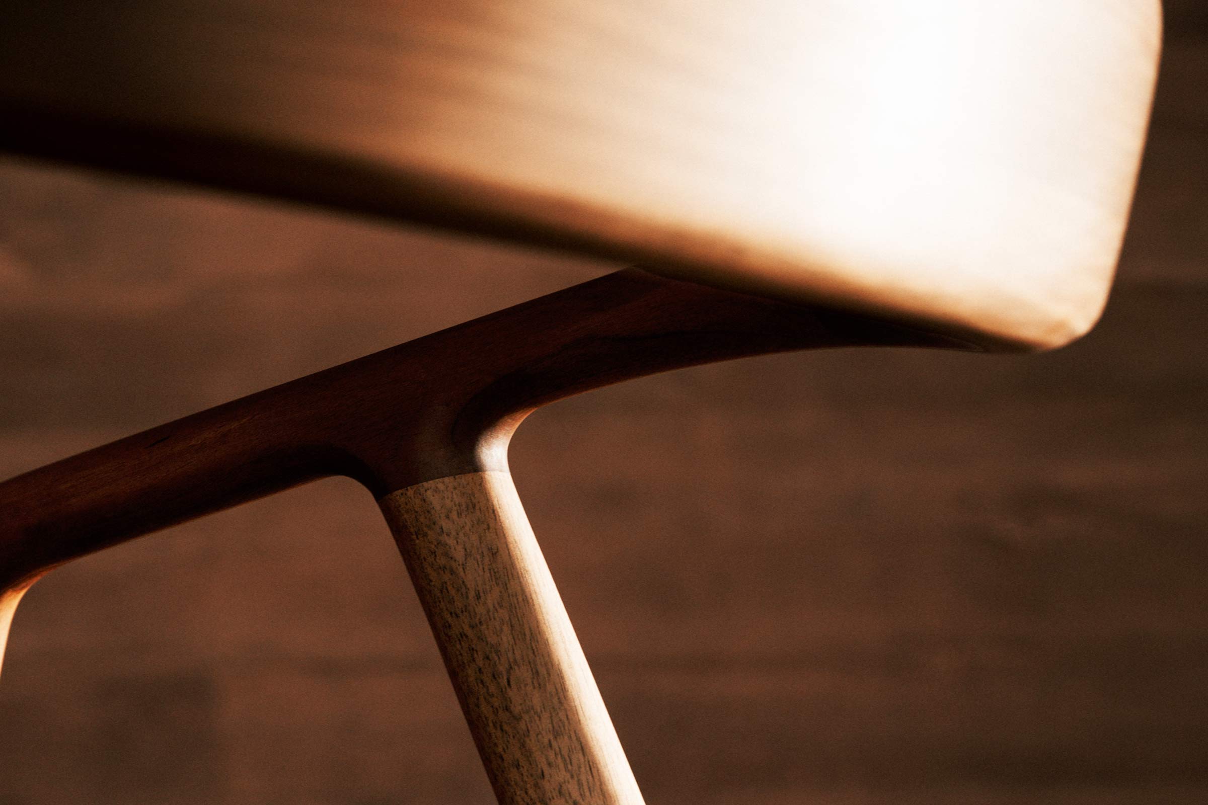 Elegante Seitensicht des BLED Holzstuhls mit ergonomisch geformter Rückenlehne