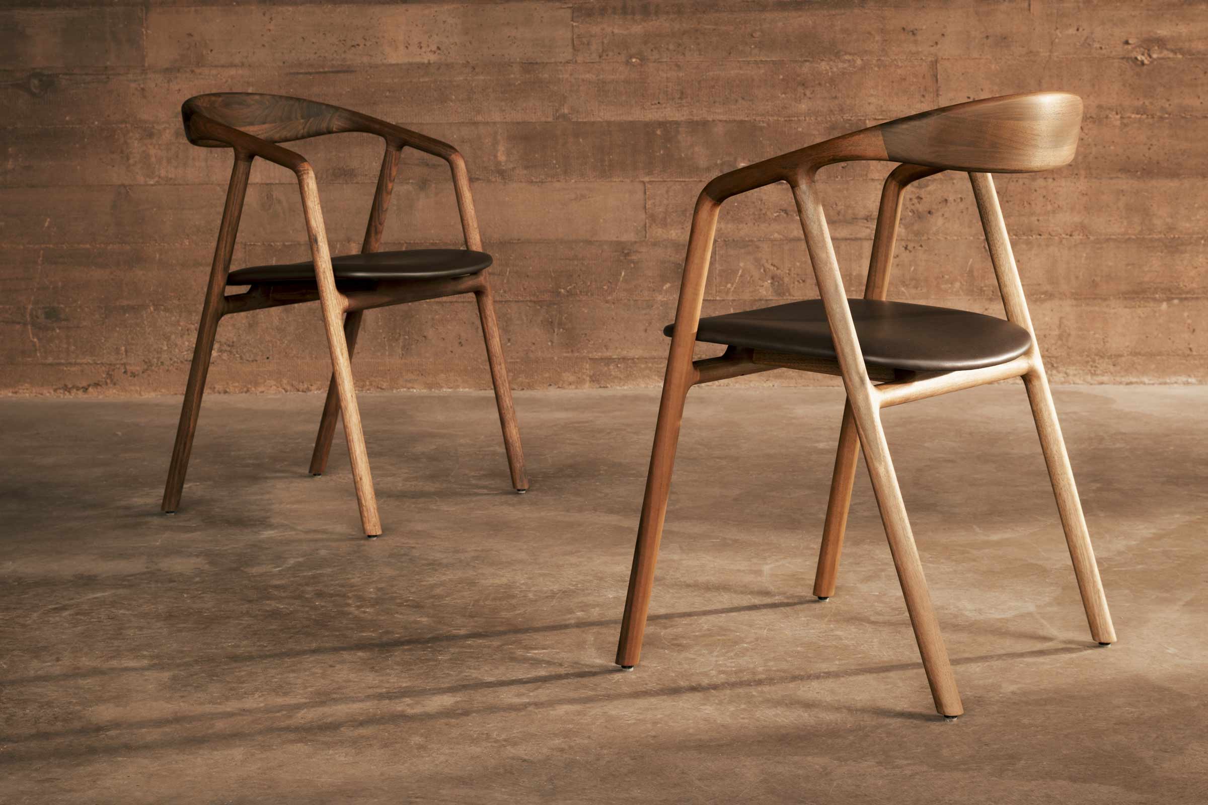 Rückansicht der filigranen Holzkonstruktion des BLED Designer Stuhls
