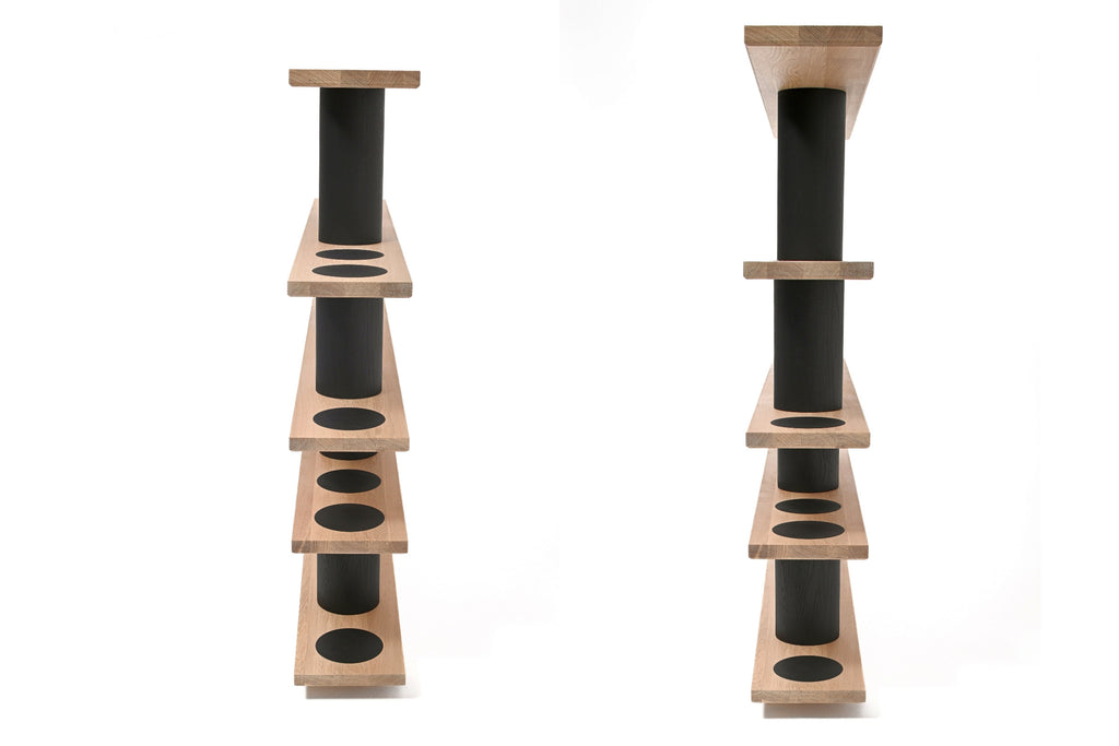 BLOK Designer Bücherregal – diagonale Ansicht mit zylindrischen Stützen