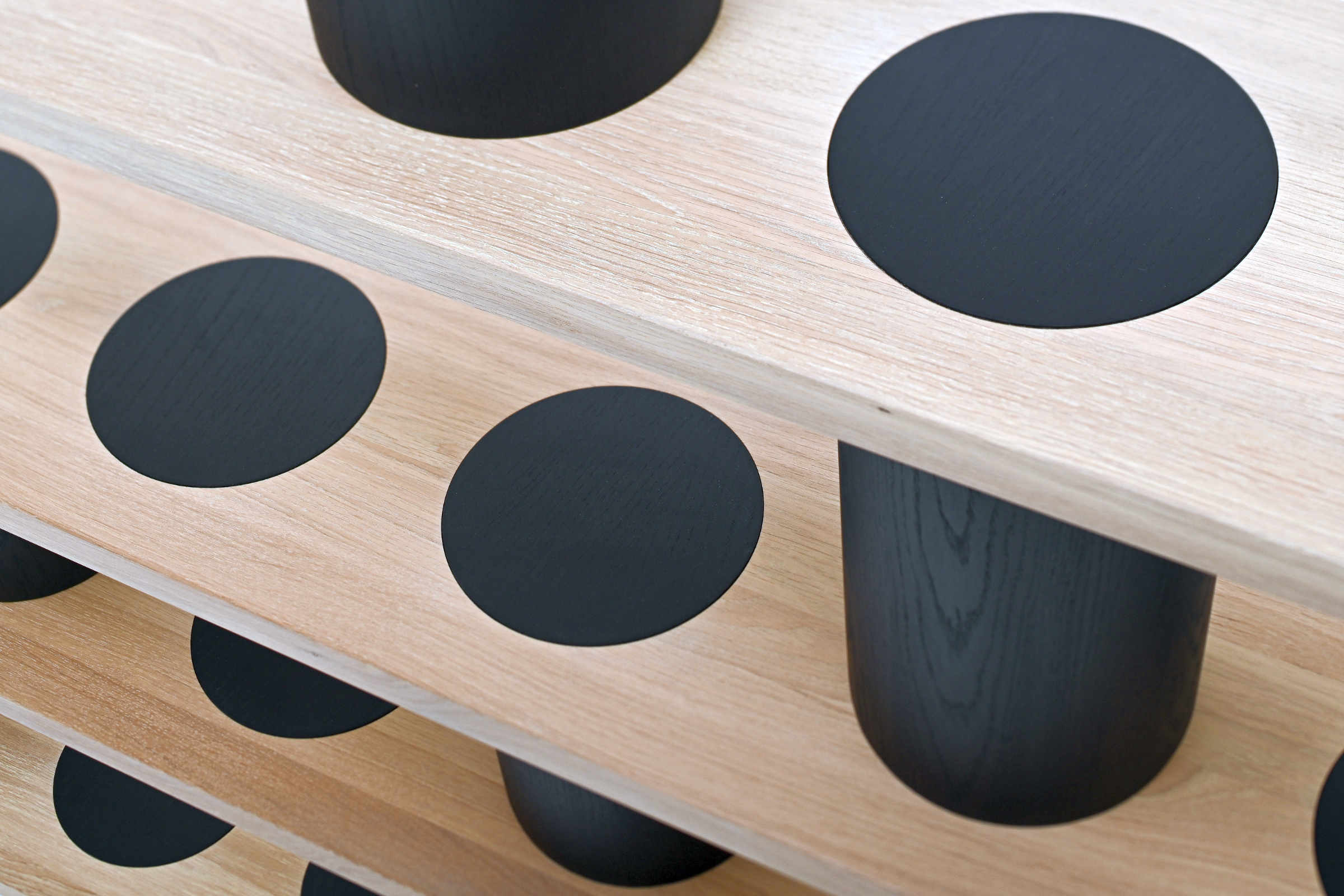 Ansicht des Bücherregals von oben mit kreisförmigen Details