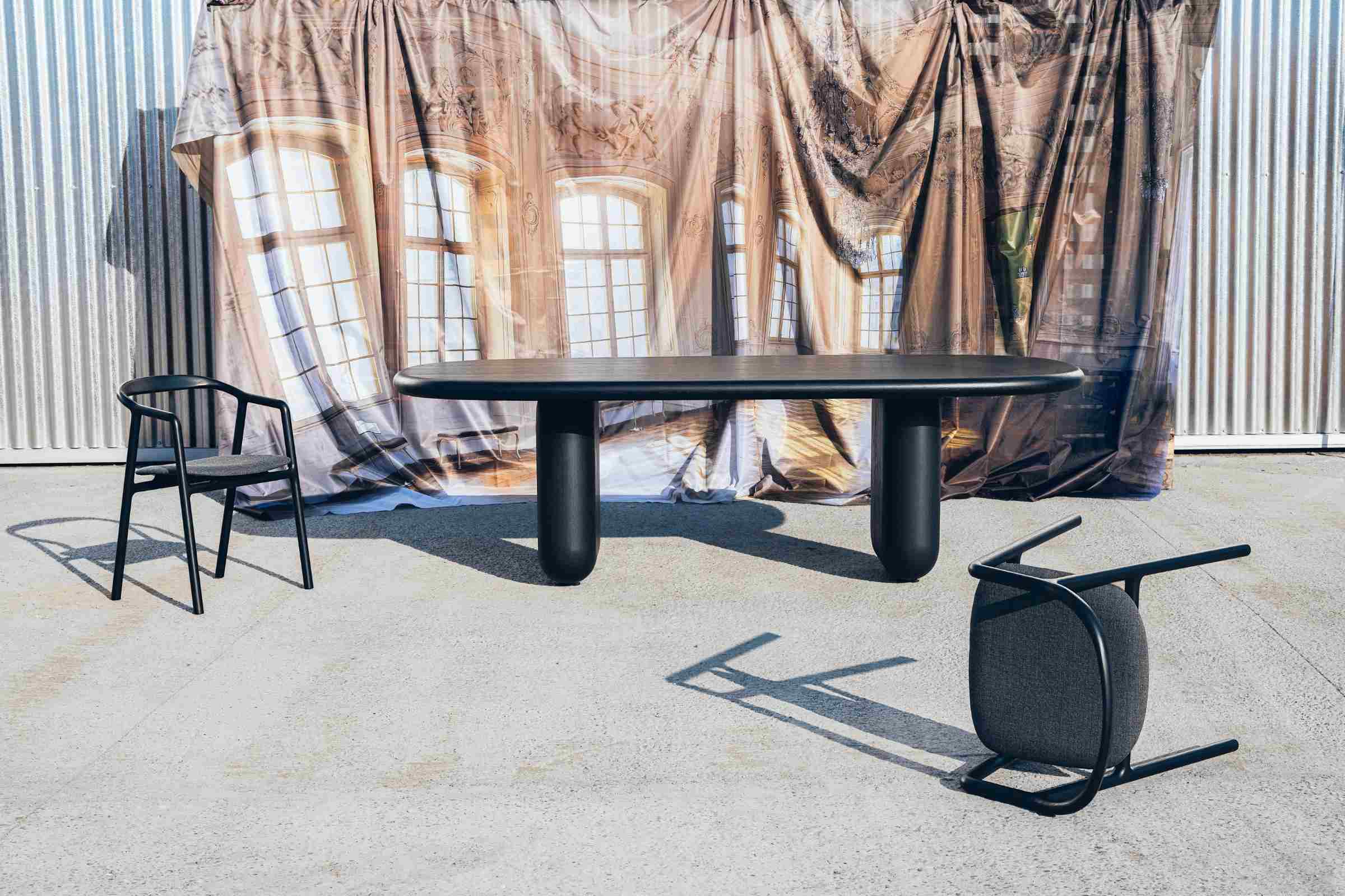 Stühle und CAIRN Esstisch im Freien mit Vorhangkulisse