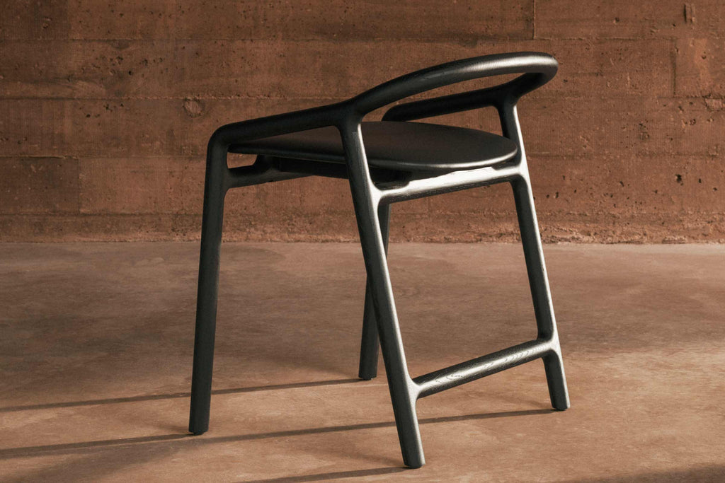Kompakter BRIONI Holzstuhl mit runder Lehne